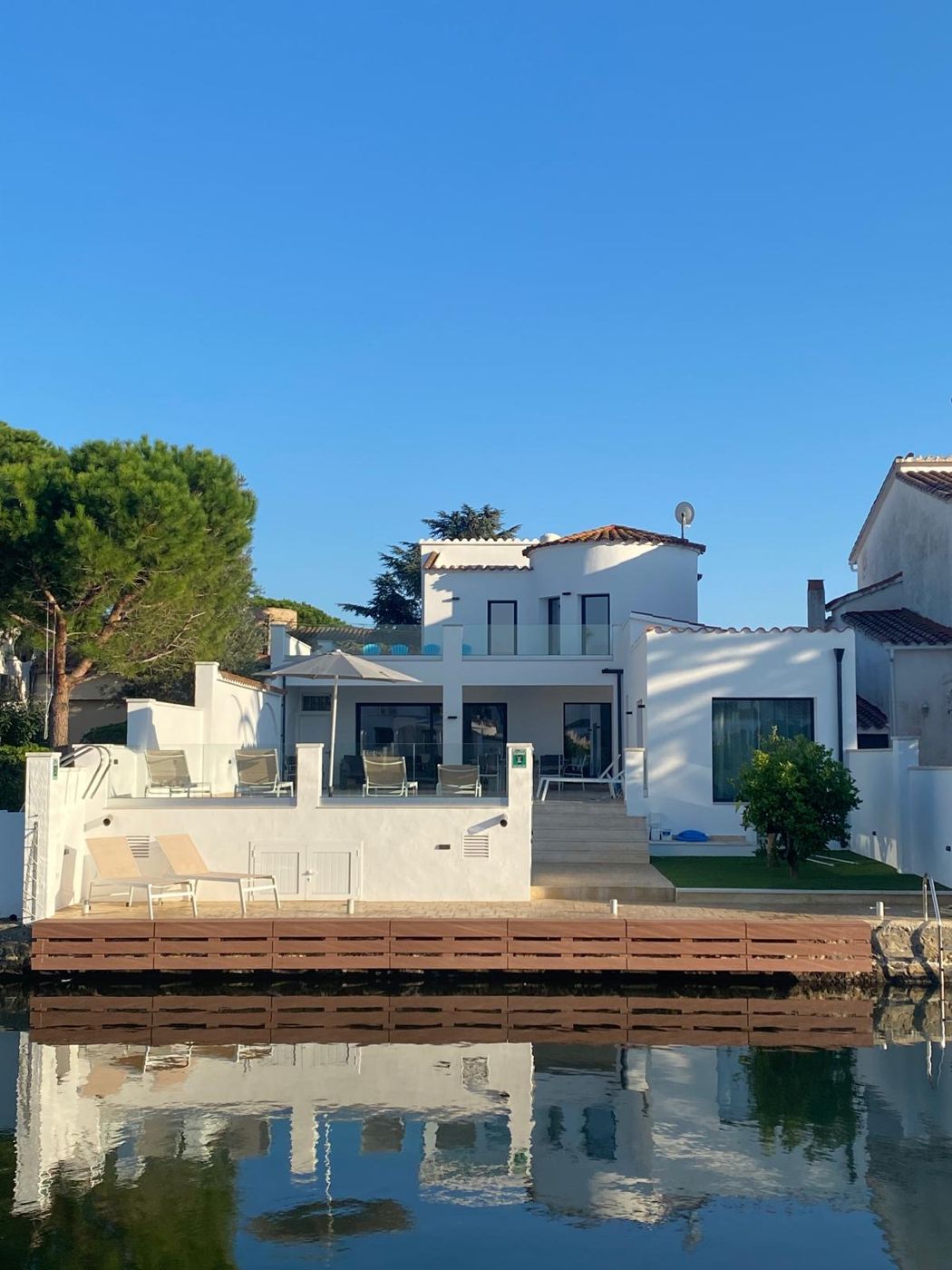 Villa Suerte vom Kanal aus gesehen