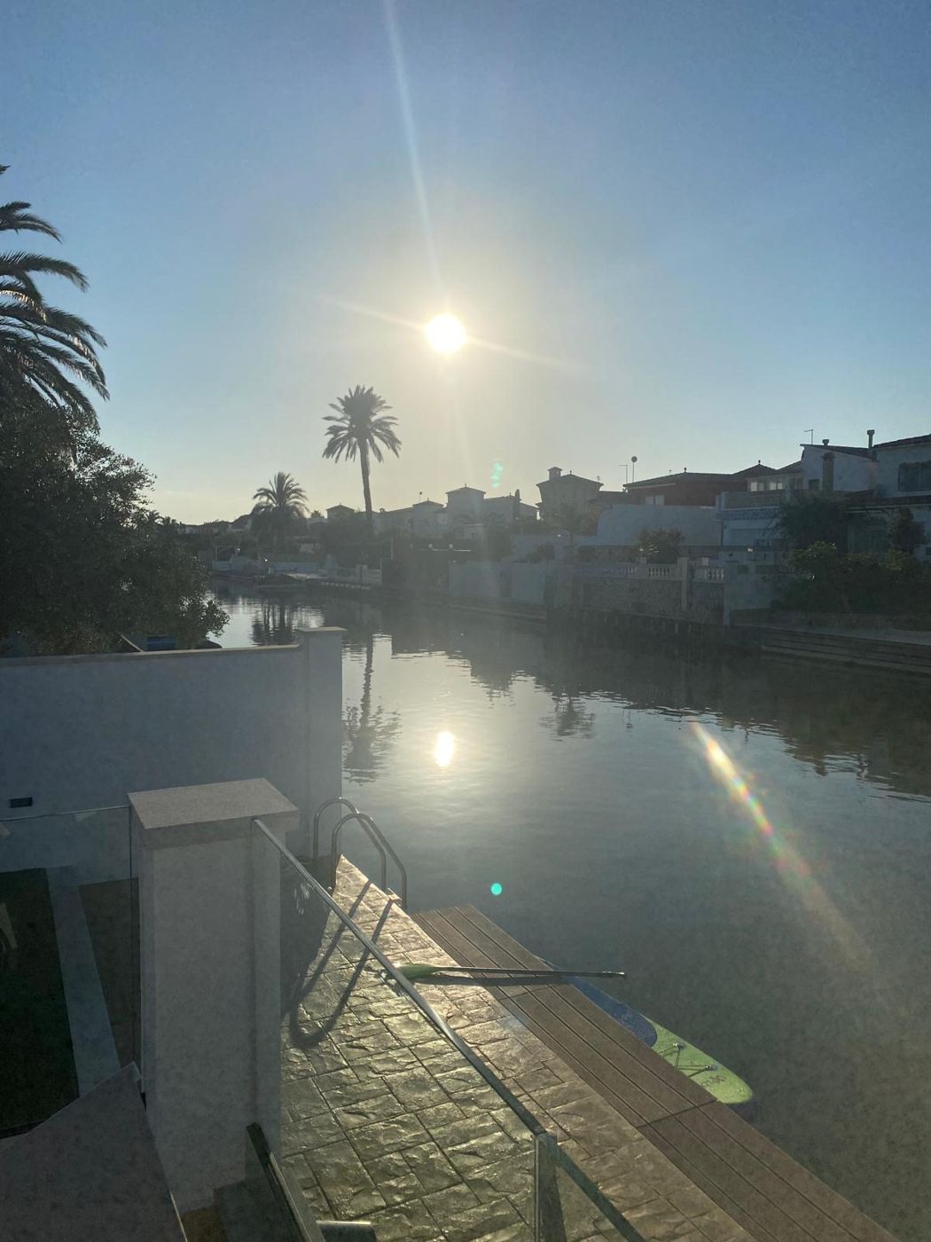 Bootssteg und Terrasse der Villa am Kanal